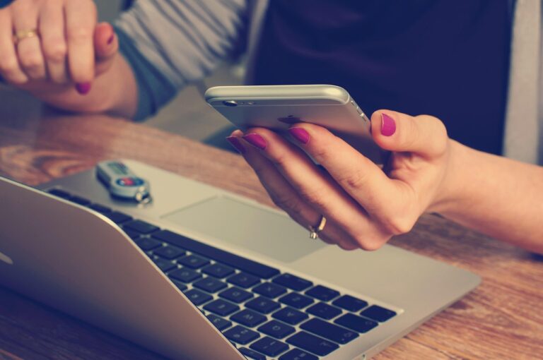 女性の一人旅に最適なノートPCの持ち運び方法は？