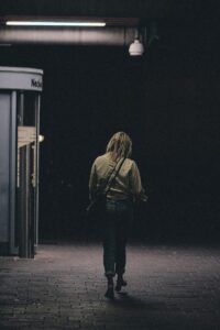 一人旅女性初心者のための夜の安全対策は？