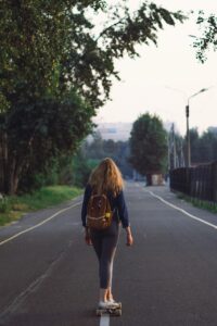 女性の一人旅に必要な持ち物はバックパックだけ？