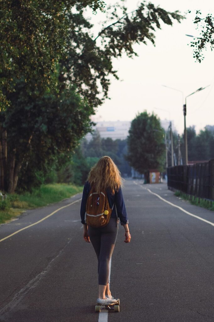 女性の一人旅に必要な持ち物はバックパックだけ？