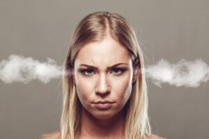 女性の一人旅でのホテルトラブル、どう対応すればいい？