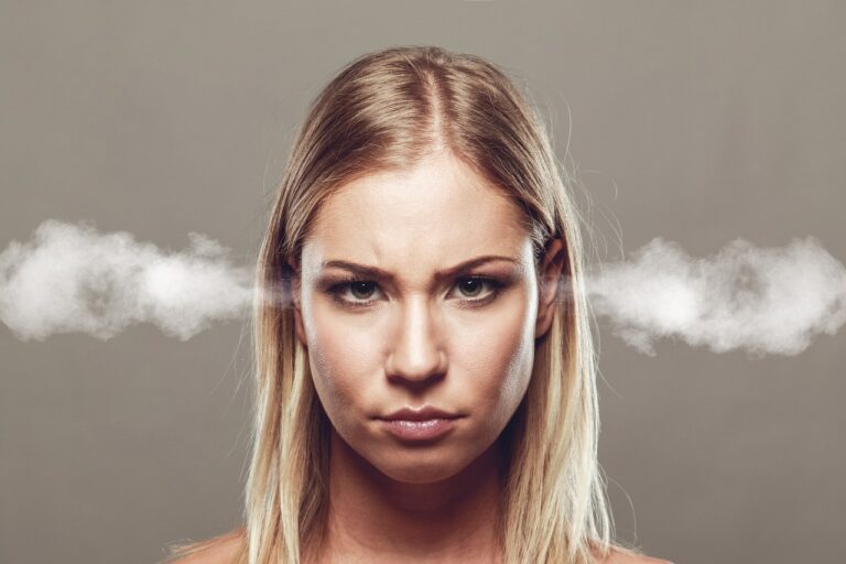 女性の一人旅でのホテルトラブル、どう対応すればいい？