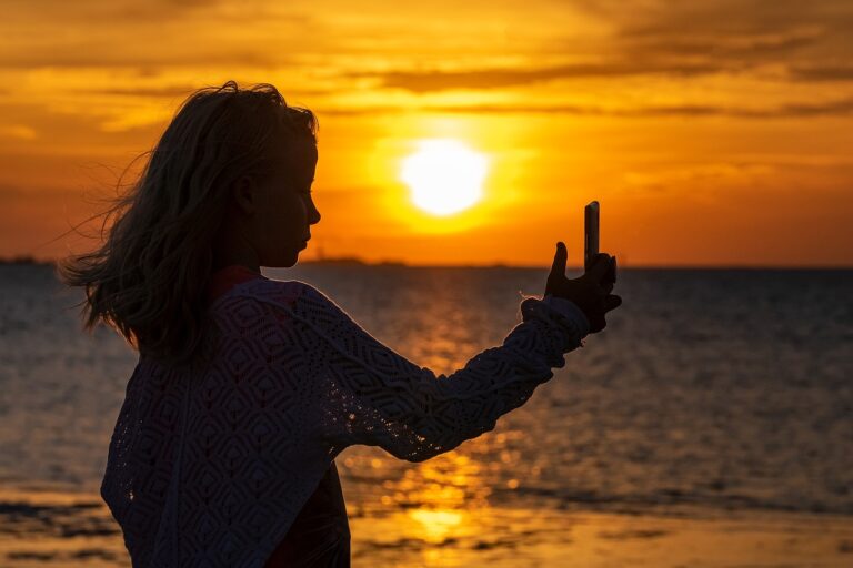 女性の一人旅で自撮りを楽しむための便利グッズは？