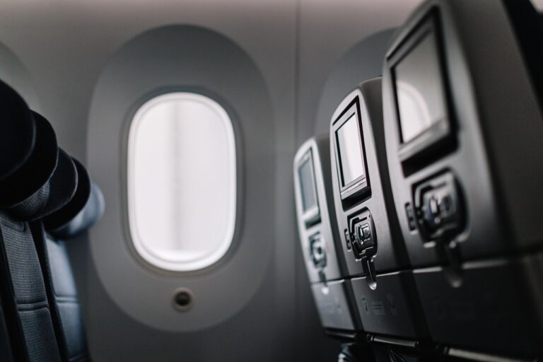 女性の一人旅で飛行機を利用する際の注意点は？