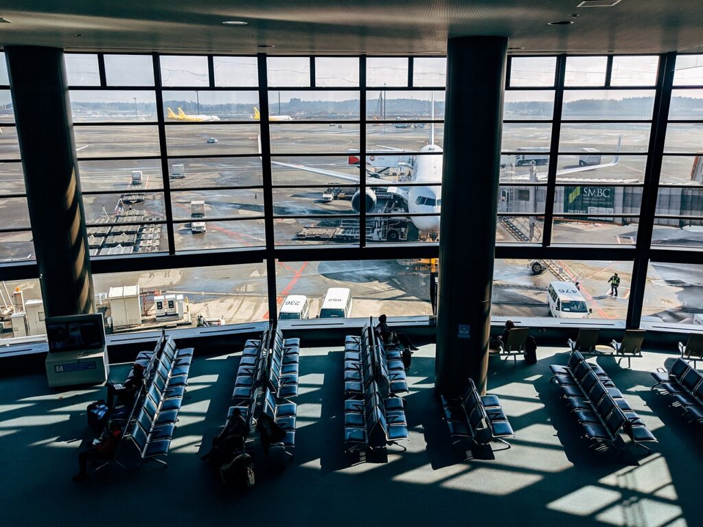 女性の一人旅で海外の空港到着後に注意すべき点は？