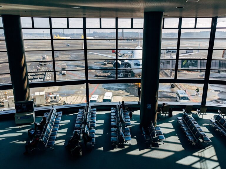 女性の一人旅で海外の空港到着後に注意すべき点は？